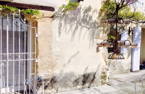 Mallemort Cottage | Blue gite in Provence under century-old plane trees at the foot of the Luberon.