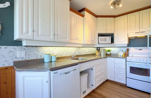 Dashwood Cottage | Blue Haven-Lakefront, Sunset Deck, private stairs