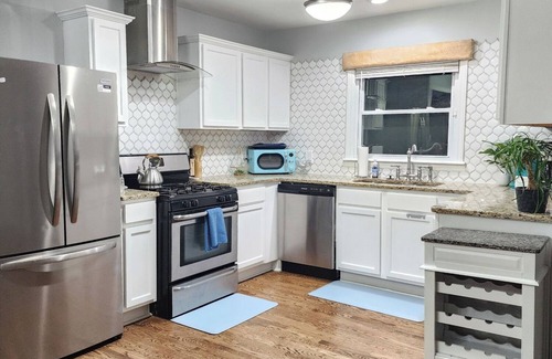 Belvedere Park House | Blue Heaven Cottage, Decatur, 19 min to Mercedes Benz Stad. Handicap accessible.