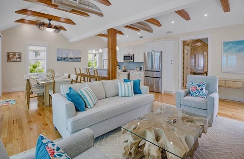 Downtown House | *BLUE HERON'S HIDEOUT @ OLD TOWN* Newly Renovated Home & Pool + LAST KEY SERVI