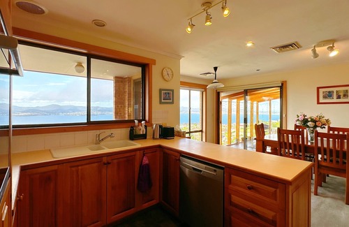 Sandy Bay House | Blue Horizon Retreat - Close to CBD&Airport