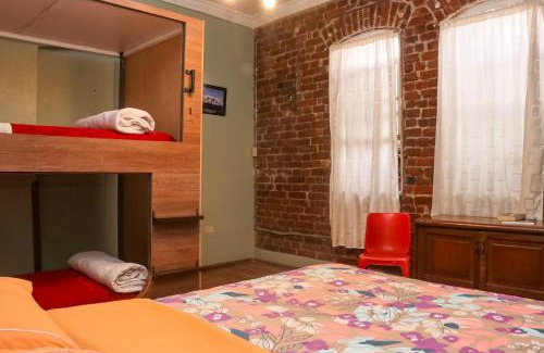 La Mariscal Hostel | Blue House Youth Hostel