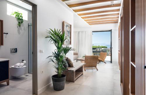 Makrys Tichos Apartment | Blue Island Luxury Apartment