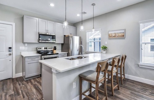 Clear Lake Shores Apartment | Blue Ivory: Central Haven