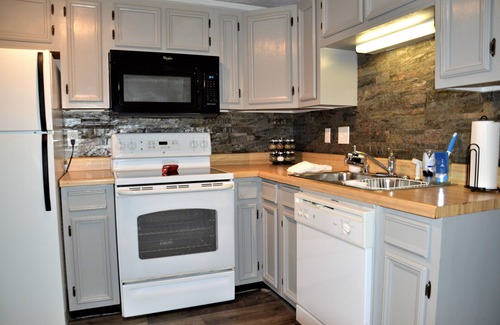 Claysburg Condo | Blue Knob! Get-Away Chalet: King bed/2BR/2BA Hot tub/Pool/Sauna/Golf/Bike/AC