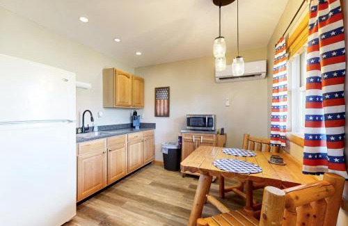 Murphysboro House | Blue Line Resort Cabin #3