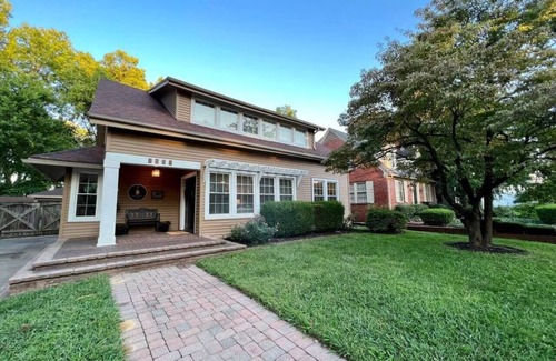 Owensboro House | Blue Moon Cottage: Music Room, Inground Pool