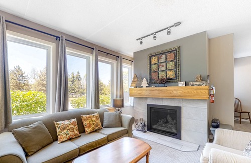 The Blue Mountains Condo | Blue Mountain condo with full kitchen - walk to the Village