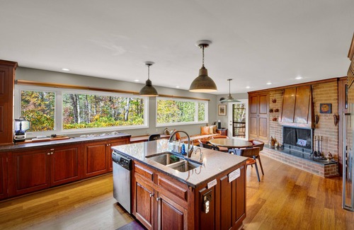 Batesville House | Blue Mountain Haven: 5 BR Hilltop Country Retreat
