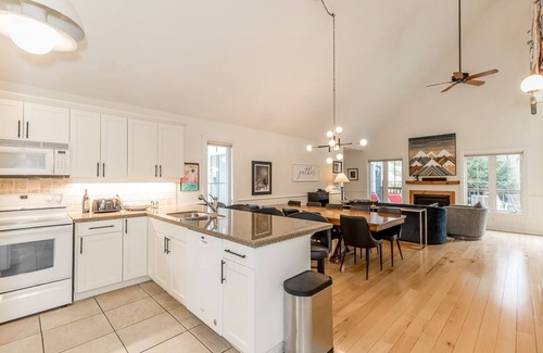 Craigleith House | Blue Mountains Luxury Bungalow Chalet: Beach, Biking, Hiking, and Golf nearby.