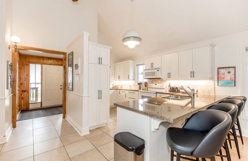 Craigleith House | Blue Mountains Luxury Bungalow Chalet: Beach, Biking, Hiking, and Golf nearby.