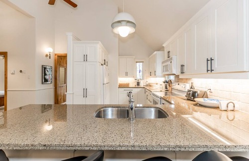Craigleith House | Blue Mountains Luxury Bungalow Chalet: Beach, Biking, Hiking, and Golf nearby.