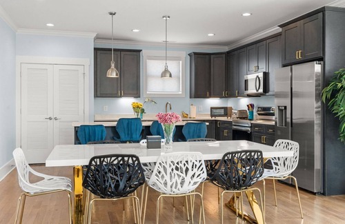 Talbot's Corner House | Blue Note Retreat – Nashville-Chic Townhome for 8 w/Rooftop Deck!