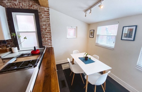 Baker House | "Blue Ox" Charming 2 Bedroom Triplex - S Broadway