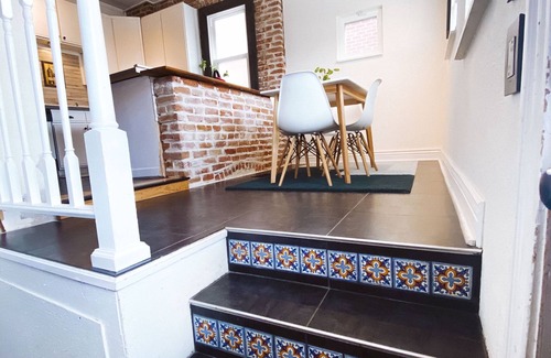 Baker House | "Blue Ox" Charming 2 Bedroom Triplex - S Broadway