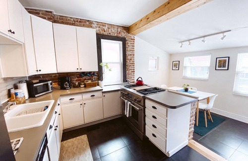 Baker House | "Blue Ox" Charming 2 Bedroom Triplex - S Broadway