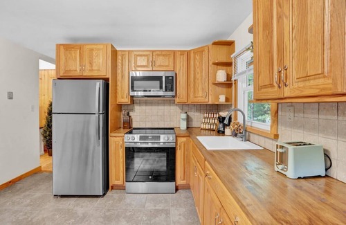 Pocohanna Cabin Colony Cabin | Blue Pine Cabin | Central Pocono Modern w/Hot Tub