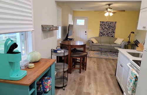 West Fairfax Cottage | Blue Ridge Avenue Guest House