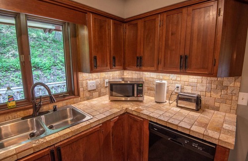 Grassy Creek Cottage | Blue Ridge Mountain Chalet - 13 Acres: Private and Modern!