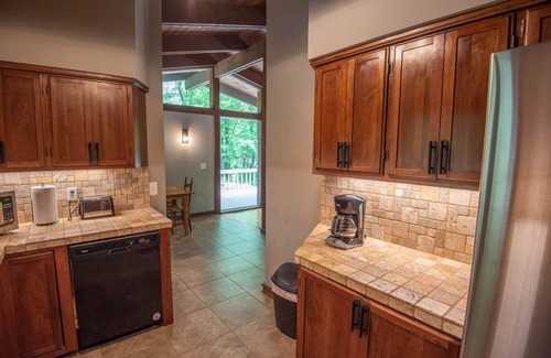 Grassy Creek Cottage | Blue Ridge Mountain Chalet - 13 Acres: Private and Modern!