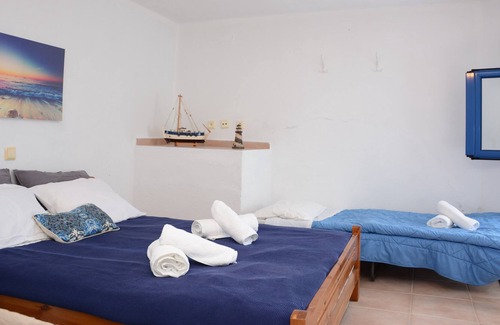 Tsoutsouros Apartment | Blue Sea, is situated in Tsoutsouros just 100 m from the beach.