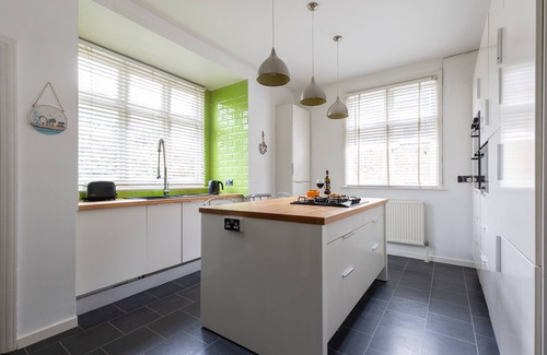 Westcliff-on-Sea Apartment | Blue Sea View Apartment