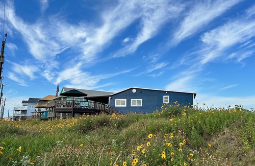 Surfside Beach House | Blue Skies and just steps to the ocean, recent remodel, 3 bedrooms