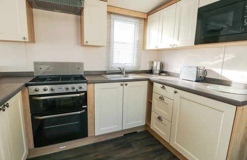 Dinas Cottage | Blue Skies