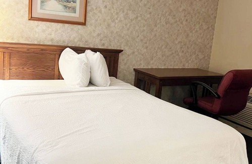 La Crosse Hotel | Blue Way Inn and Suites Lacrosse - 1 King Bed Non Smoking