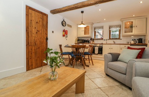 Pembridge Cottage | BLUEBELL COTTAGE, pet friendly, with hot tub in Pembridge