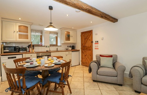 Pembridge Cottage | BLUEBELL COTTAGE, pet friendly, with hot tub in Pembridge