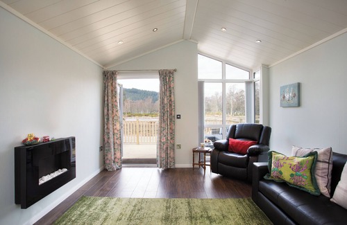 Strathpeffer Cabin | Bluebell Lodge - Sleeps 4,hot Tub, Loch & Woodland
