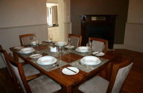 Albury House | Bluebells Cottage Central Albury