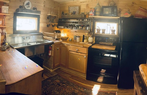 Castile Cottage | Bluebird Cottage on Silver Lake near Letchworth State Park Entrance
