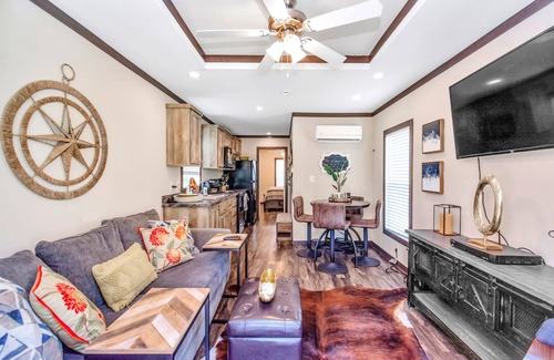 Willis House | Bluebonnet Tiny Home ~ HOT TUB