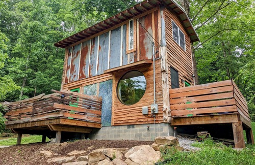 Chattanooga Cabin | Bluegrass Highway ~ Creek & River Nearby ~ 8 Miles to Downtown
