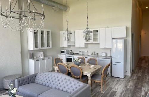 West Main Historic District Apartment | Bluegrass River View! Soak & Savor by Hollyhock
