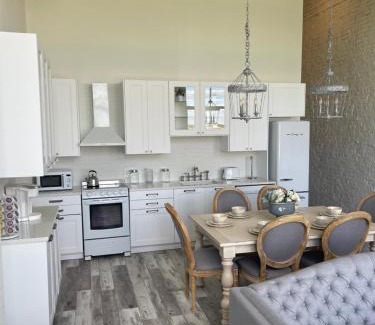 West Main Historic District Apartment | Bluegrass River View! Soak & Savor by Hollyhock