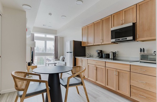 South Berkeley Apartment | Blueground | Berkeley, AC & w/d, nr UC Berkeley