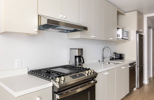 Chinatown Apartment | Blueground | Downtown, elevator, nr parks