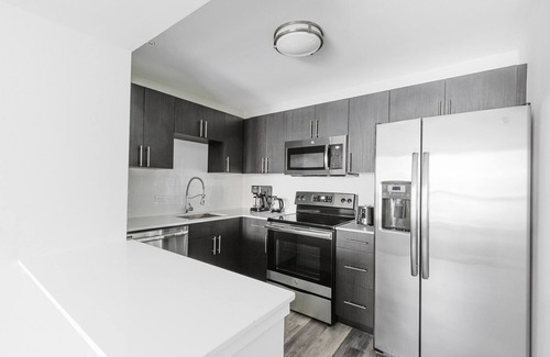 Rush and Division Apartment | Blueground | Gold Coast, rooftop & gym, nr Hancock