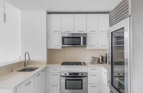 Hell's Kitchen Apartment | Blueground | Hell's Kitchen, fitness center, nr Hudson Yards