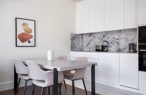 Alges Apartment | Blueground | Oeiras, furnished + full kitchen