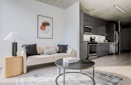 Killgubbin Apartment | Blueground | River North, rooftop & gym, nr Mart