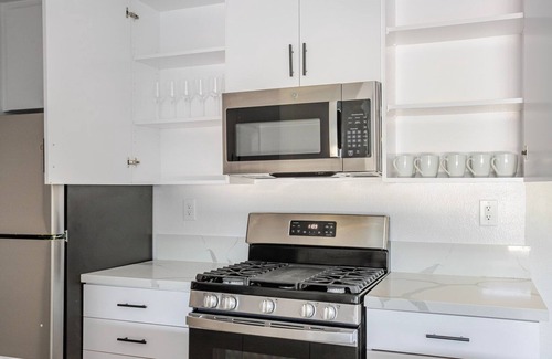 Mar Vista Apartment | Blueground | Sawtelle, view, nr Westwood Park