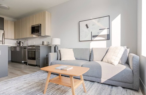 West Town Apartment | Blueground | West Town, pets allowed, nr Park