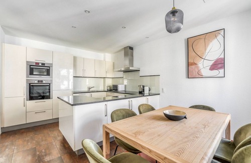 Alt-Wiedikon Apartment | Blueground | Wiedikon, balcony & w/d, nr market