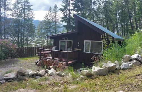 Central Kootenay Cabin | Bluenose Guest Cabin on Kootenay Lake, BC