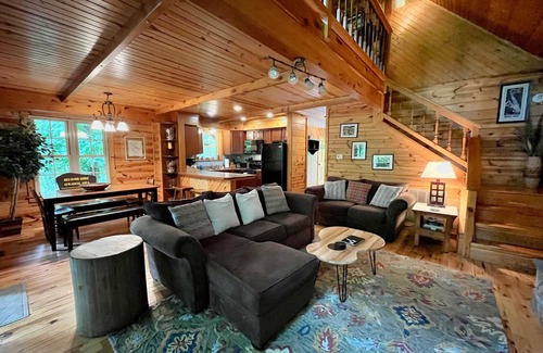 Slade Cabin | Blues Moon RRG - Hot tub, wifi, foosball table!