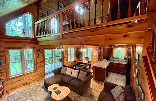 Slade Cabin | Blues Moon RRG - Hot tub, wifi, foosball table!